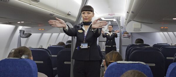 Una auxiliar de vuelo durante un instructaje, foto archivo - Sputnik Mundo