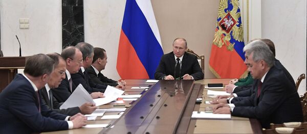 El presidente de Rusia, Vladímir Putin, con los miembros permanentes del Consejo de Seguridad ruso - Sputnik Mundo