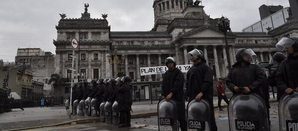 La Policía argentina durante los disturbios La Policía argentina durante los disturbios - Sputnik Mundo