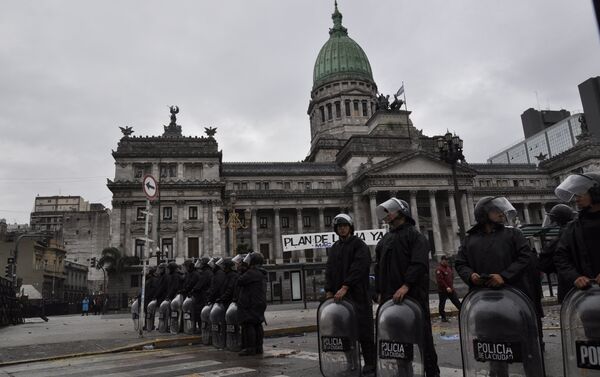 La Policía argentina durante los disturbios - Sputnik Mundo