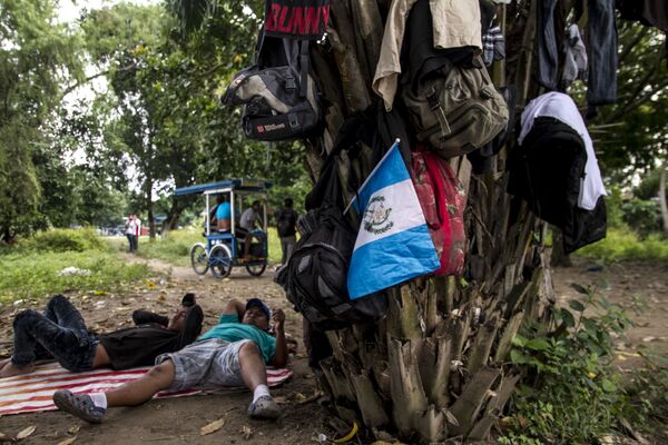 Migrantes se preparan para cruzar el Río Suchiate al lado mexicano - Sputnik Mundo