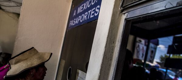 Catalina López, integrante de la Caravana de Madres en Búsqueda durante los tramites migratorios para ingresar a territorio mexicano - Sputnik Mundo