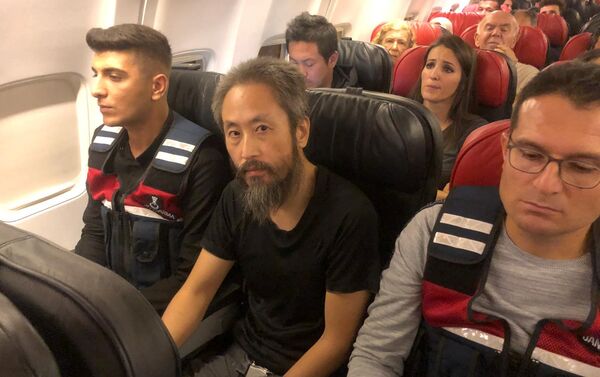 Jumpei Yasuda, periodista japonés liberado recientemente de manos de los radicales sirios, regresando a Japón - Sputnik Mundo