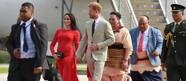 Meghan Markle y el príncipe Harry visitan Tonga - Sputnik Mundo