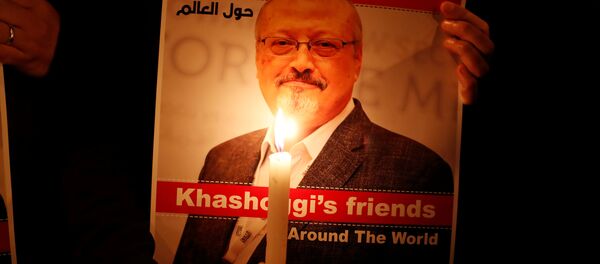 Un activista con la foto del periodista Jamal Khashoggi - Sputnik Mundo