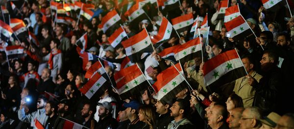 Espectadores en un concierto en Palmira en memoria de los fallecidos en la lucha por la independencia de Siria - Sputnik Mundo