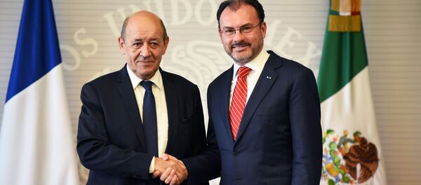 El ministro de Asuntos Exteriores de Francia, Jean-Yves Le Drian, y el canciller mexicano, Luis Videgaray - Sputnik Mundo