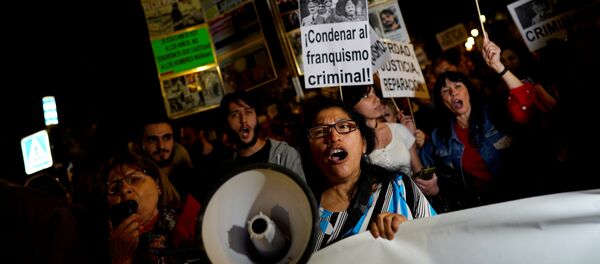Protestas en Madrid en contra del traslado de los restos de Francisco Franco - Sputnik Mundo