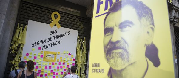 Cartel con la imagen de Jordi Cuixart, el presidente de la asociación soberanista Òmnium Cultural - Sputnik Mundo