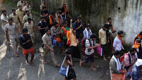 Policía del estado indio de Kerala deteniendo a más de 2.000 personas por participar en protestas no autorizadas con el fin de impedir la entrada de mujeres en edad reproductiva al templo hindú del dios Ayyappa - Sputnik Mundo
