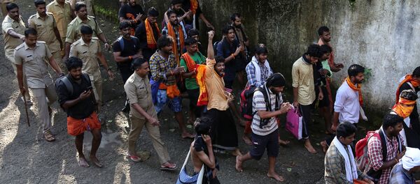 Policía del estado indio de Kerala deteniendo a más de 2.000 personas por participar en protestas no autorizadas con el fin de impedir la entrada de mujeres en edad reproductiva al templo hindú del dios Ayyappa - Sputnik Mundo