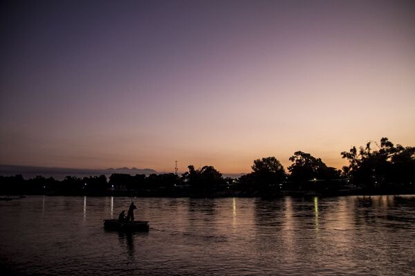 Balsero trabaja durante la mañana en el Río Suchiate, frontera entre México y Guatemala Balsero trabaja durante la mañana en el Río Suchiate, frontera entre México y Guatemala - Sputnik Mundo