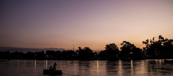 Balsero trabaja durante la mañana en el Río Suchiate, frontera entre México y Guatemala Balsero trabaja durante la mañana en el Río Suchiate, frontera entre México y Guatemala - Sputnik Mundo