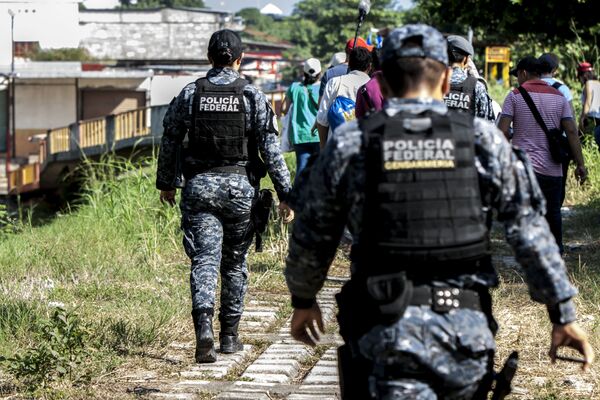 Elementos de la Gendarmería vigilan la Caravana de Madres Centroamericanas en busca de Familiares Desaparecidos en su visita al Río Suchiate Elementos de la Gendarmería vigilan la Caravana de Madres Centroamericanas en busca de Familiares Desaparecidos en su visita al Río Suchiate - Sputnik Mundo