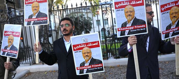 Unas personas con la foto del periodista saudí Jamal Khashoggi Unas personas con la foto del periodista saudí Jamal Khashoggi - Sputnik Mundo