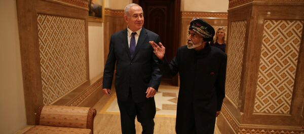 El jefe del Gobierno israelí, Benjamín Netanyahu, con el líder omaní, el sultán Qabus Bin Said Said en Omán - Sputnik Mundo