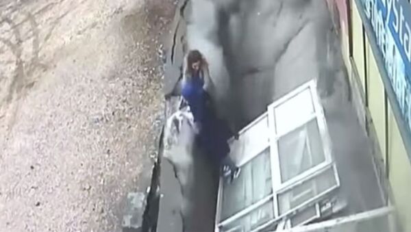 La tierra se traga a dos mujeres, literalmente - Sputnik Mundo