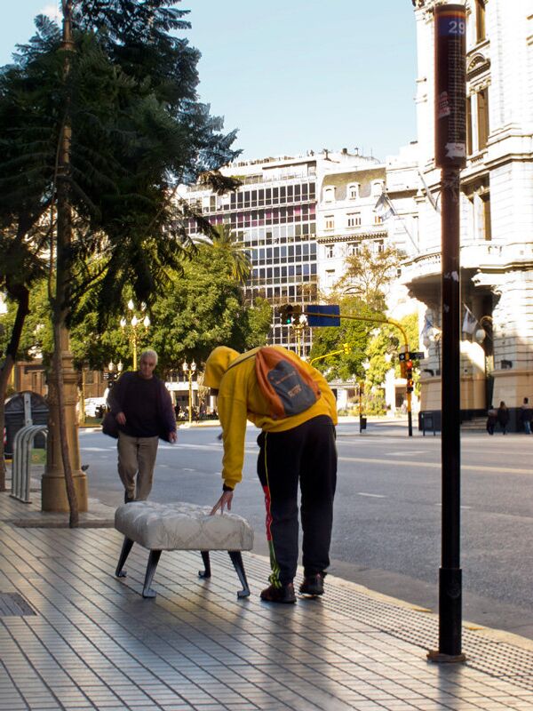 Banco de cemento tipo francés capitoneado creado por el taller de diseño argentino Grupo Bondi - Sputnik Mundo