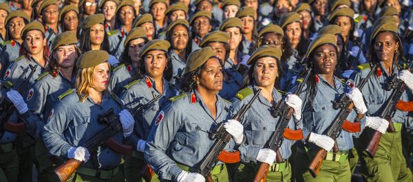 Soldadas cubanas durante un desfile militar en la isla - Sputnik Mundo