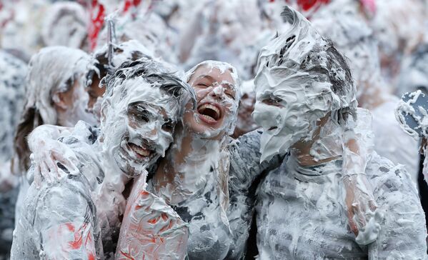 Estudiantes en la tradicional batalla de espuma de afeitar en la Universidad de St. Andrews, Escocia. - Sputnik Mundo