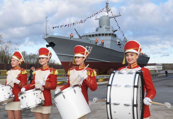 Pequeño buque de misiles Buria del proyecto 22800 antes de la botadura en una planta de construcción naval de San Petersburgo. - Sputnik Mundo