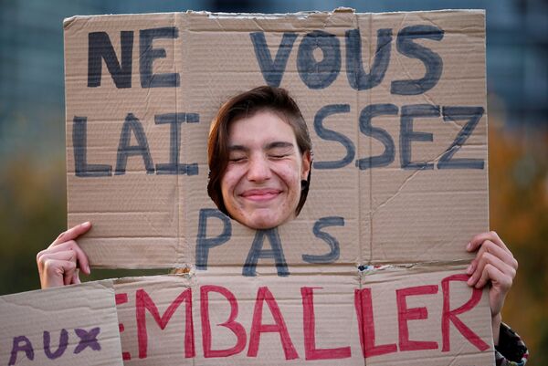 Una manifestante en la protesta contra el uso del plástico frente al Parlamento Europeo en Estrasburgo, Francia. - Sputnik Mundo