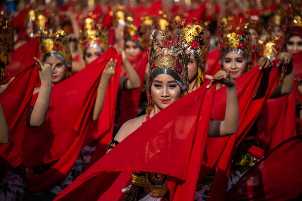 Unas jóvenes bailando la danza javanesa tradicional en la playa de Banyuwangi, Indonesia. - Sputnik Mundo
