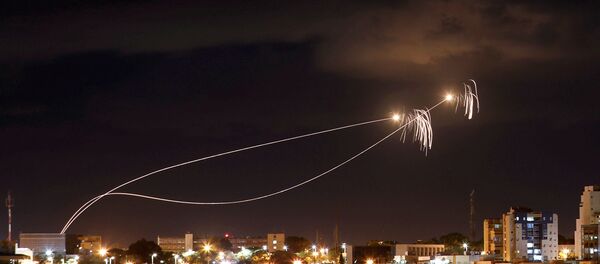 El sistema antimisiles israelí Cúpula de Hierro intercepta los misiles lanzados desde Gaza - Sputnik Mundo