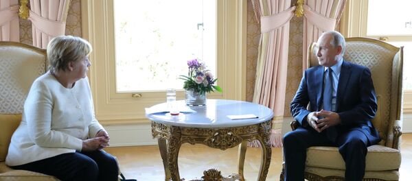 La canciller de Alemania, Angela Merkel, y el presidente de Rusia, Vladímir Putin - Sputnik Mundo