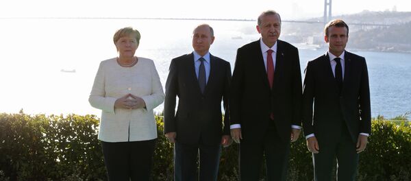 Russian President Vladimir Putin, German Chancellor Angela Merkel, Turkish President Recep Tayyip Erdogan (second from right) and French President Emmanuel Macron (right) during the meeting on Syria in Istanbul, October 27, 2018. - Sputnik Mundo