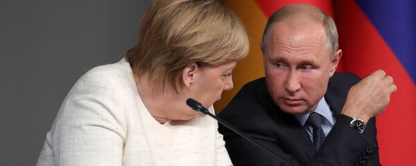 El presidente ruso, Vladímir Putin, y la canciller alemana, Angela Merkel, durante la cumbre en Estambul del 27 de octubre - Sputnik Mundo