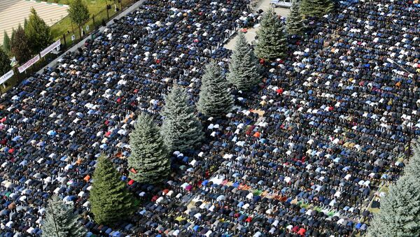 Ciudadanos de la república de Ingusetia rezan en Magas, la capital, en uno de los días de protesta - Sputnik Mundo