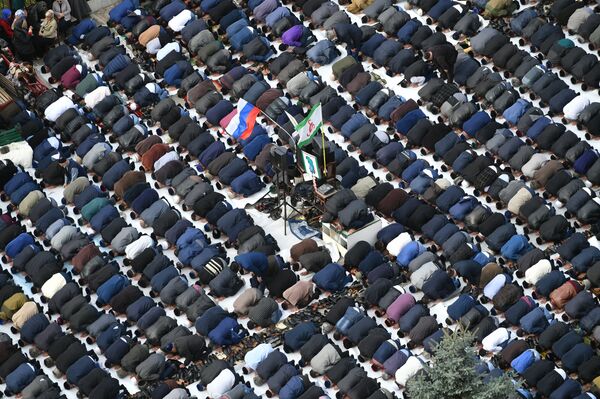 Las banderas de Ingusetia y Rusia, entre la gente que reza en el centro de Magas Las banderas de Ingusetia y Rusia, entre la gente que reza en el centro de Magas - Sputnik Mundo