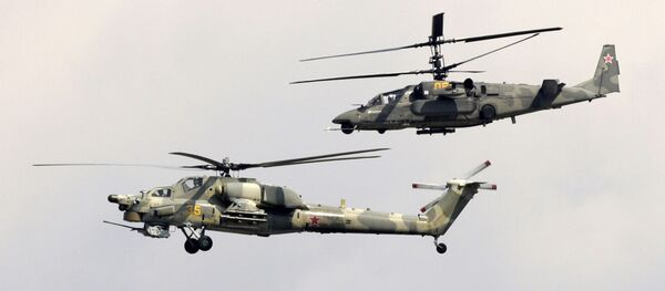 Los helicópteros de ataque Mi-28N Cazador Nocturno (al frente) y Ka-50 Tiburón Negro (al fondo) realizan un vuelo de demostración en el marco del 9º Salón Aeroespacial MAKS 2009. Los helicópteros de ataque Mi-28N Cazador Nocturno (al frente) y Ka-50 Tiburón Negro (al fondo) realizan un vuelo de demostración en el marco del 9º Salón Aeroespacial MAKS 2009. - Sputnik Mundo