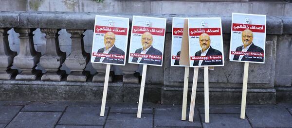 Carteles con las fotos del periodista asesinado Jamal Khashoggi - Sputnik Mundo