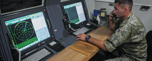 Un militar ruso en un automóvil de un complejo de lucha radioelectrónica - Sputnik Mundo