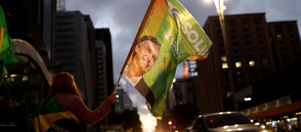 Bandera con un retrato de Jair Bolsonaro - Sputnik Mundo