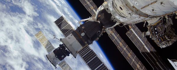 Las naves espaciales Progress y Soyuz en la EEI, en la órbita terrestre (imagen ilustrativa) - Sputnik Mundo