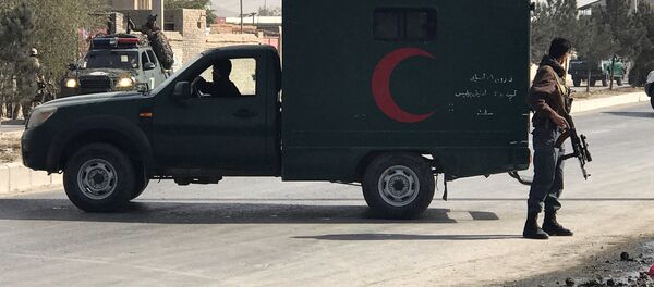 Un policía afgán cerca del lugar del ataque - Sputnik Mundo