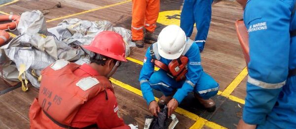 Examinación de detalles del avión siniestrado en Indonesia Examinación de detalles del avión siniestrado en Indonesia - Sputnik Mundo