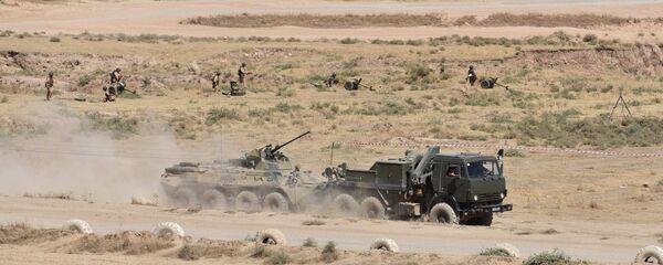 Los vehículos blindados de la 201 base militar rusa emplazada en Tayikistán - Sputnik Mundo