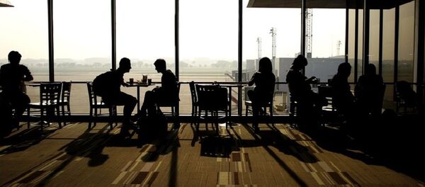 La gente en un aeropuerto - Sputnik Mundo