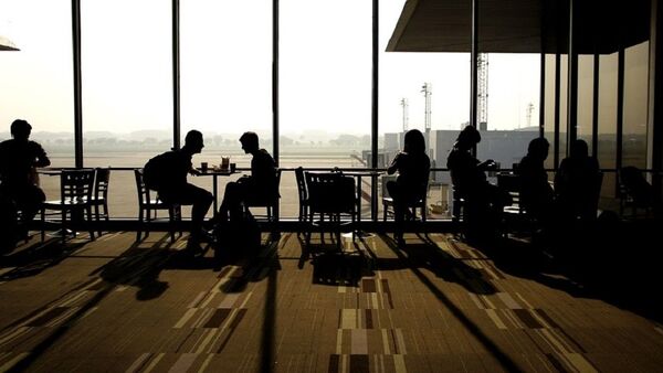 La gente en un aeropuerto - Sputnik Mundo