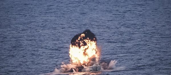 Momento de la neutralización de un barco pirata en las costas de Somalia Momento de la neutralización de un barco pirata en las costas de Somalia - Sputnik Mundo