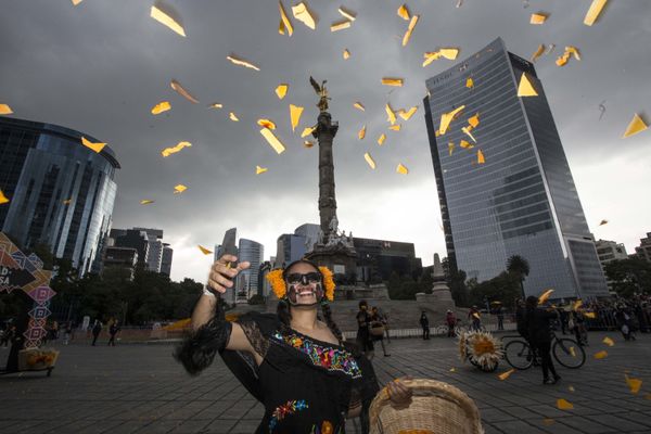Desfile en honor al Día de Muertos en México - Sputnik Mundo
