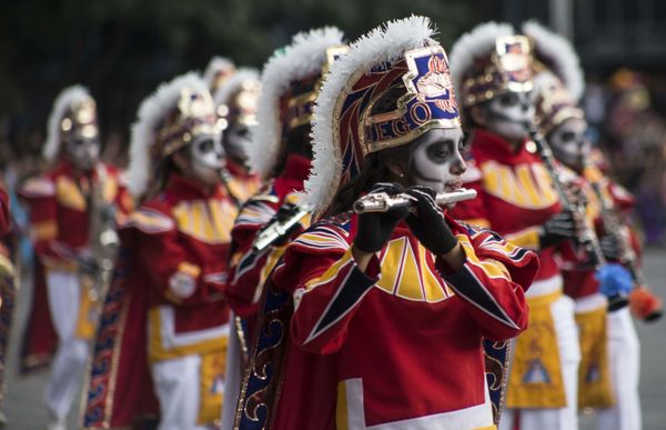 Desfile en honor al Día de Muertos en México - Sputnik Mundo