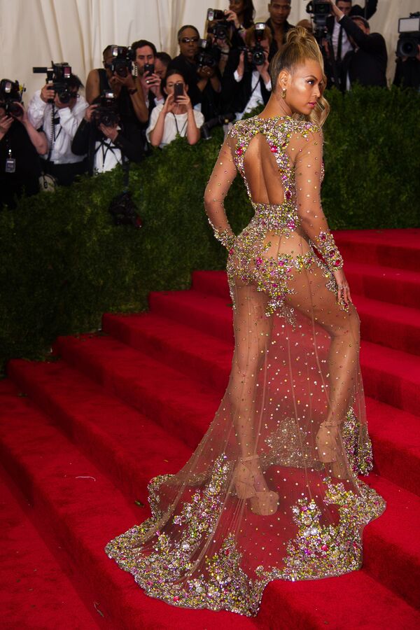 Los vestidos más reveladores de las celebridades - Sputnik Mundo
