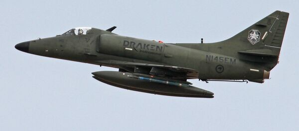 Un avión de ataque a tierra Douglas A-4K Skyhawk de la empresa privada Draken Un avión de ataque a tierra Douglas A-4K Skyhawk de la empresa privada Draken - Sputnik Mundo