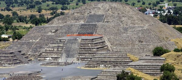 Vista de la Pirámide de la Luna en el sitio arqueológico de Teotihuacan Vista de la Pirámide de la Luna en el sitio arqueológico de Teotihuacan - Sputnik Mundo