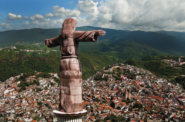 Estatua del Cristo en Taxco, México - Sputnik Mundo
